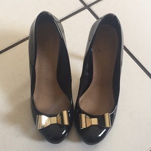 Black pumps with Gold Bow